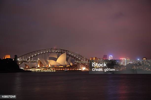 Teatro De La Ópera De Sydney Y Puente Del Puerto Foto de stock y más banco de imágenes de Agua - Agua, Australia, Ciudad