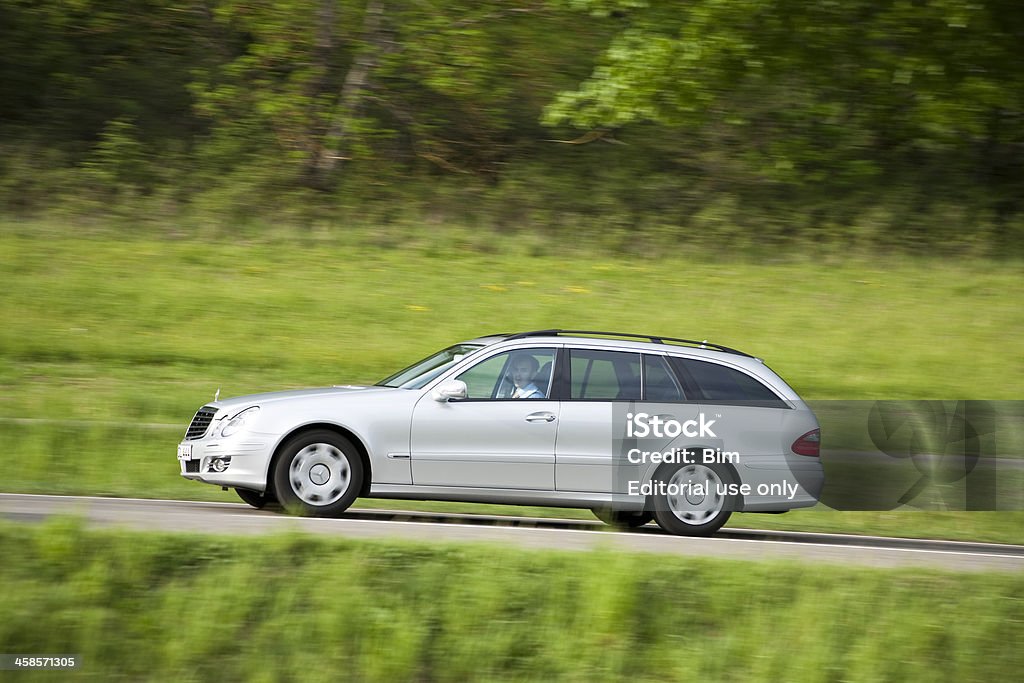 Mercedes Benz klasy E jazda w kraju Droga w Spring - Zbiór zdjęć royalty-free (Mercedes-Benz)