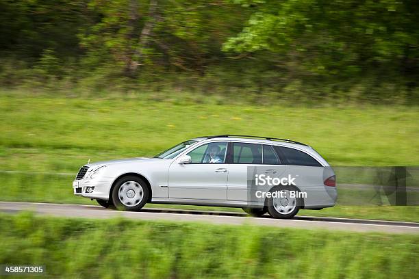 Mercedes Benz Klasy E Jazda W Kraju Droga W Spring - zdjęcia stockowe i więcej obrazów Mercedes-Benz - Mercedes-Benz, Asfalt, Błyszczący