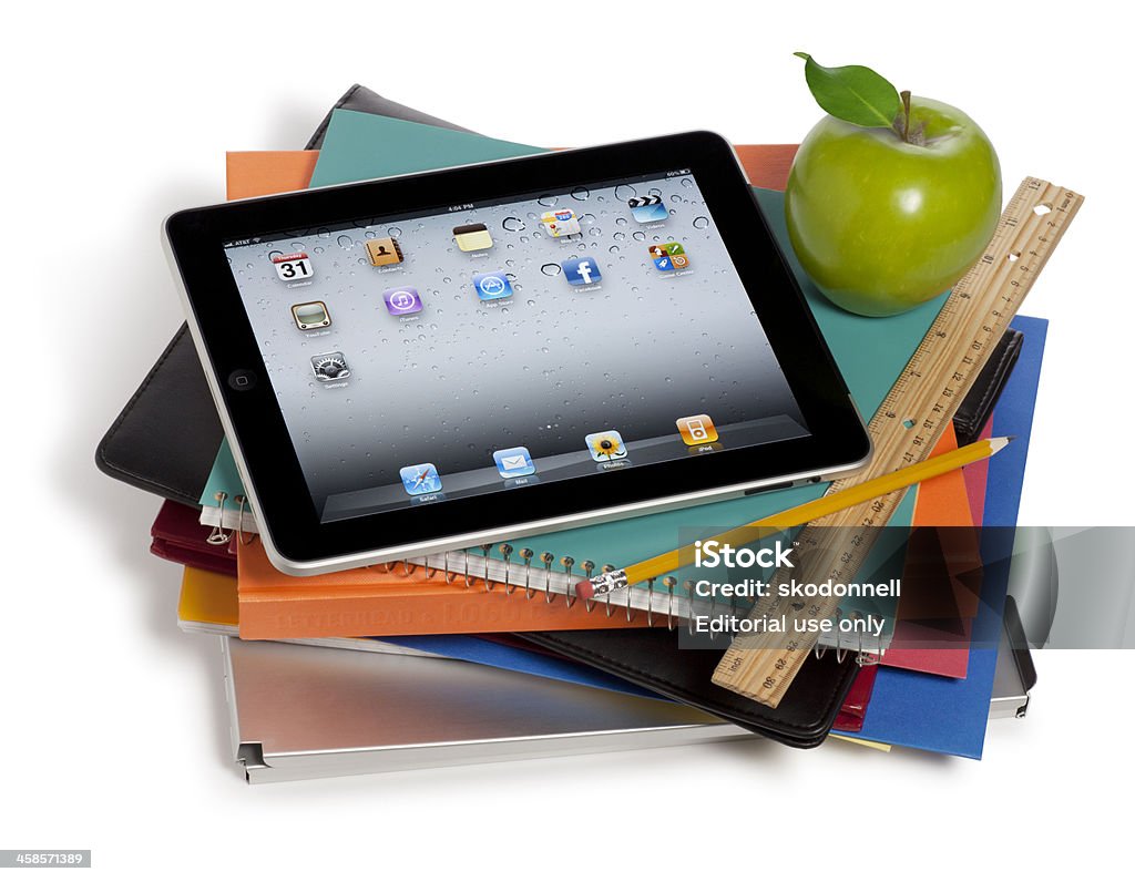 Apple iPad sur une pile de livres - Photo de Fond blanc libre de droits