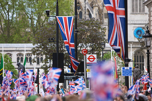 union jack flags at the queen's алмазный юбилей государственный процессия - queen jubilee crowd london england стоковые фото и изображения