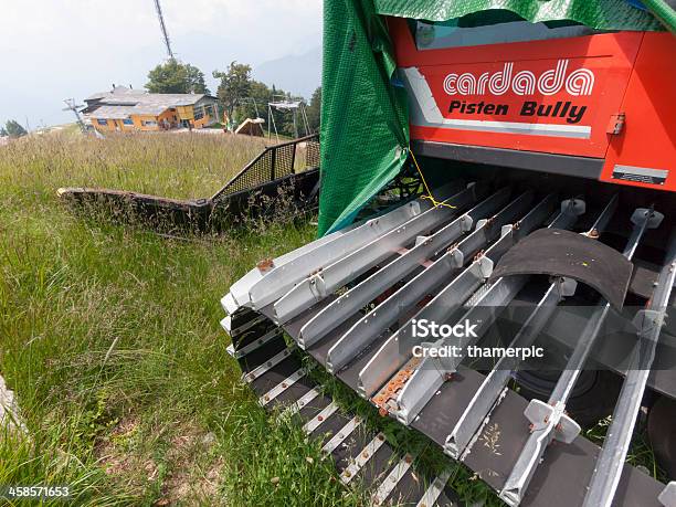 Photo libre de droit de Station De Ski En Autoneige Garé Vert Prairie Verdoyante Pendant Lété banque d'images et plus d'images libres de droit de Alpes européennes