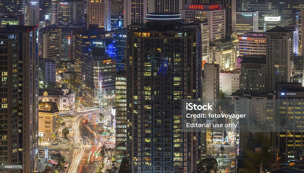 Affollato neon skyline illuminato grattacieli e velocità del traffico Seul (Corea) - Foto stock royalty-free di Affari internazionali