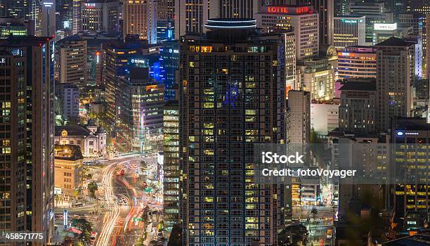 Affollato Neon Skyline Illuminato Grattacieli E Velocità Del Traffico Seul - Fotografie stock e altre immagini di Affari internazionali