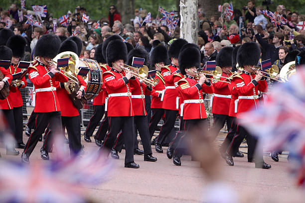 nozze reali, a londra, inghilterra - nobility wedding crowd british flag foto e immagini stock