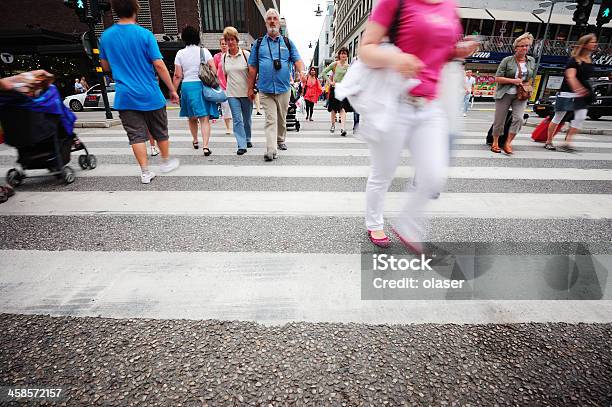 Movimento Offuscata Strada Di Attraversamento Pedoni - Fotografie stock e altre immagini di Adolescente