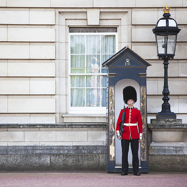 palácio de buckingham granadeiro guarda - honor guard buckingham palace protection london england imagens e fotografias de stock