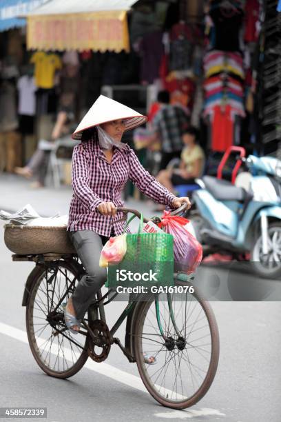 베트남인 여자 자전거 타기 가방에 대한 스톡 사진 및 기타 이미지 - 가방, 거리, 낮