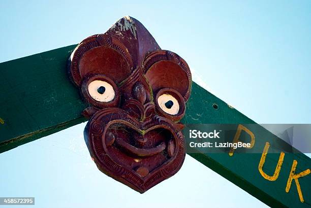 Wai Atua Puketawai Maori Gatepost - Fotografias de stock e mais imagens de Amarelo - Amarelo, Ao Ar Livre, Azul claro