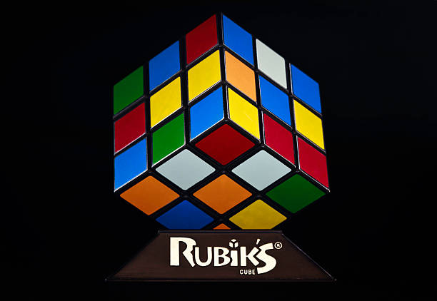 Clássico Rubik's cube em fundo preto - foto de acervo