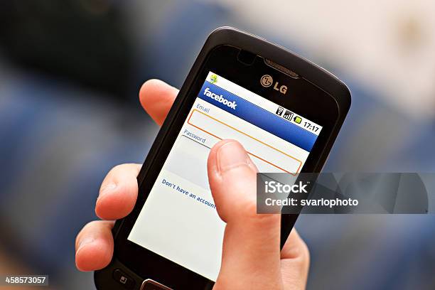 Smarthphone Páginas Web Do Facebook - Fotografias de stock e mais imagens de Acessibilidade - Acessibilidade, Adulto, Agenda Eletrónica