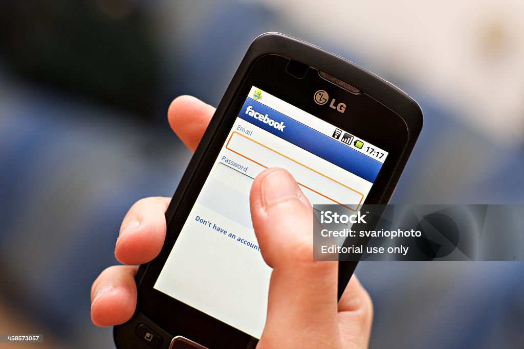Facebook веб-страницы smarthphone - Стоковые фото Web-адрес роялти-фри
