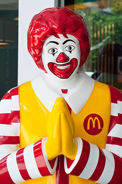 ronald mcdonald молиться - bangkok mcdonalds fast food restaurant asia стоковые фото и изображения