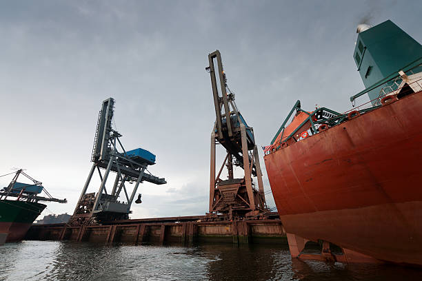 причалить грузовые суда в гавани в сумерки - harbor editorial industrial ship container ship стоковые фото и изображения