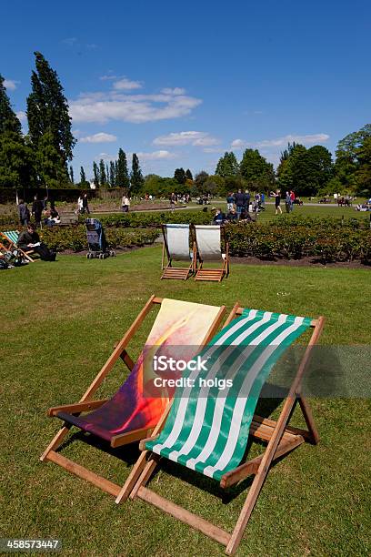 Foto de Cadeiras Em Regents Park London e mais fotos de stock de Cadeira recostável - Cadeira recostável, Capitais internacionais, Cultura Britânica