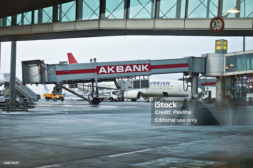 Airbridges y los aviones en el Aeropuerto de Ataturk Istanbul Turkey - Foto de stock de Aeropuerto libre de derechos