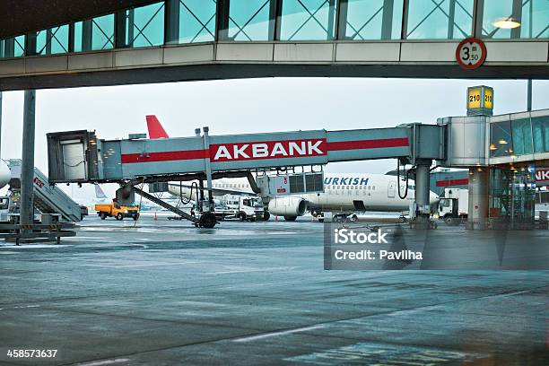 Photo libre de droit de Airbridges Et Les Avions À Laéroport Atatürk Distanbul En Turquie banque d'images et plus d'images libres de droit de Affaires