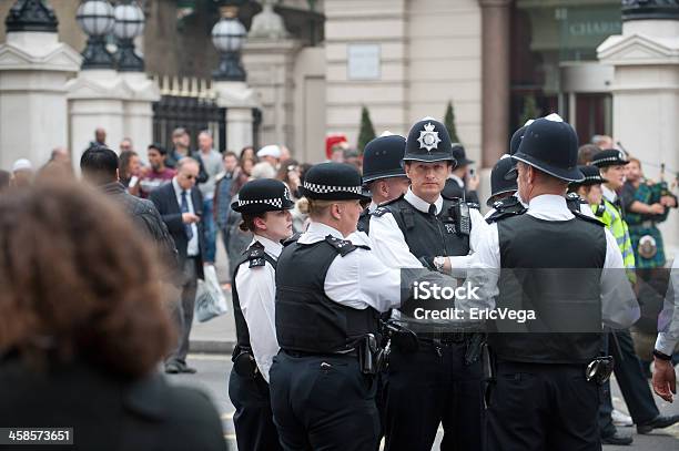 Gruppe Von Bobbies Bieten Sicherheit Für Die Königliche Hochzeit Stockfoto und mehr Bilder von Beengt