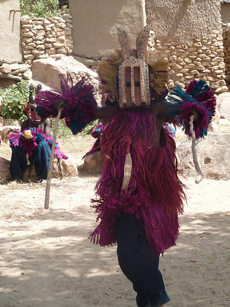 dogon tänzer in mali - dogon tribe stock-fotos und bilder