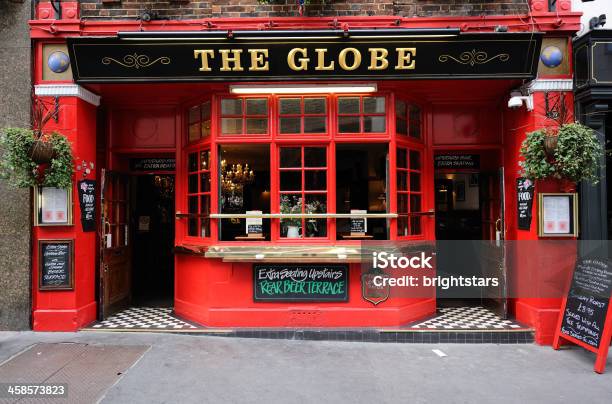 Foto de O Mundo Pub Em Londres e mais fotos de stock de Bar - Bar, Capitais internacionais, Característica arquitetônica