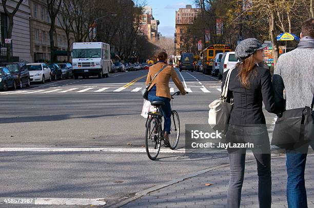 Nyc Skrzyżowań Rowerzystką W W77th I Central Park West Manhattan - zdjęcia stockowe i więcej obrazów Bezlistne drzewo