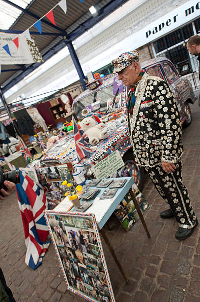 rei pérola no mercado em greenwich - pearly king imagens e fotografias de stock