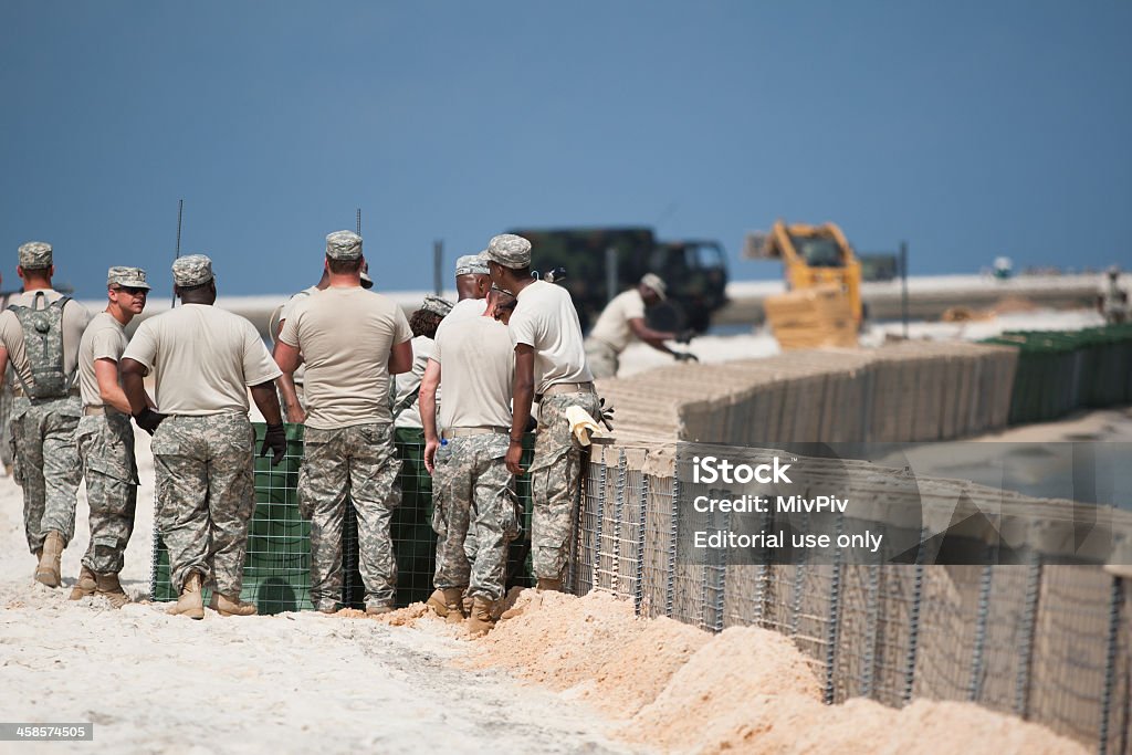 Alabama National guard travaillant sur Dauphin Island - Photo de Action caritative et assistance libre de droits