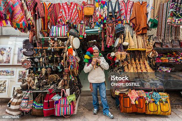 Человек Играет Пан Канавка Рынок Писак Перуанские Анды Куско Перу — стоковые фотографии и другие картинки Анды