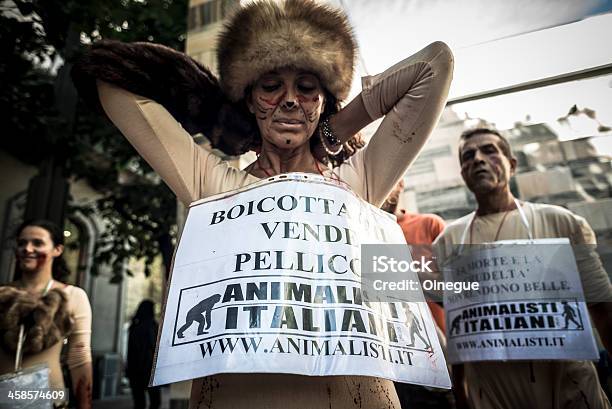 Animalisti Italiani Protest Przeciwko Milan Fashion Tydzień Na Septem - zdjęcia stockowe i więcej obrazów 2013