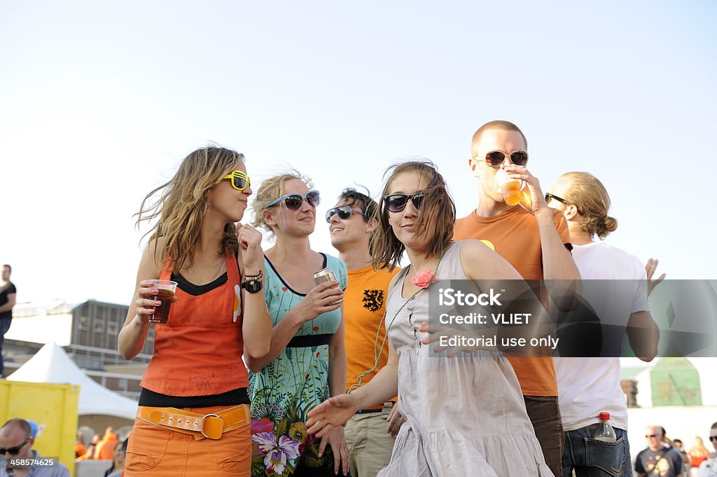 Gente bailando en una fiesta al aire libre, el Queen's day - Foto de stock de 20 a 29 años libre de derechos