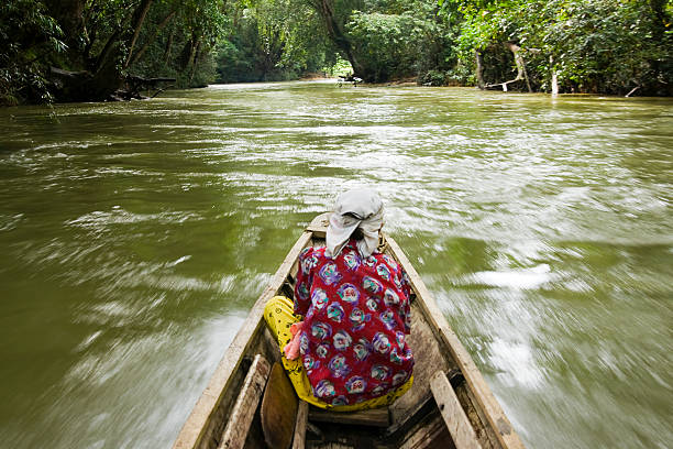 Kobieta siedzi w Łodzi na Sarawak River – zdjęcie