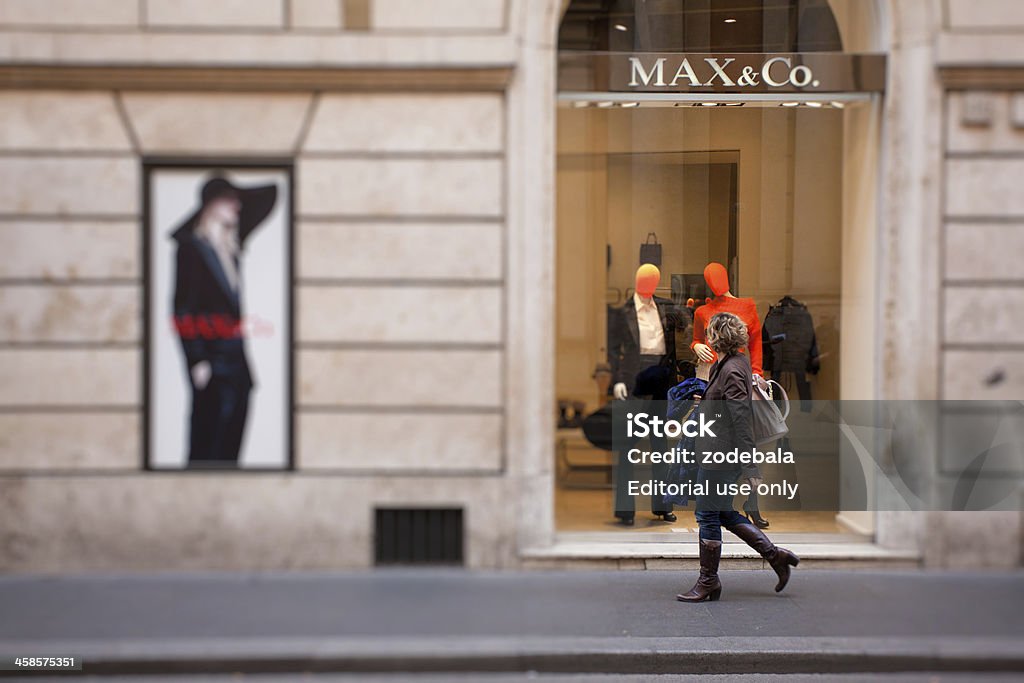 Opname uitsterven uitrusting Max Mara Store In Via Condotti Woman Walkink By Rome Stock Photo - Download  Image Now - iStock