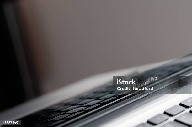 Macintosh Apple Macbook Pro Портативного Компьютера 13 Дюймов — стоковые фотографии и другие картинки Ноутбук