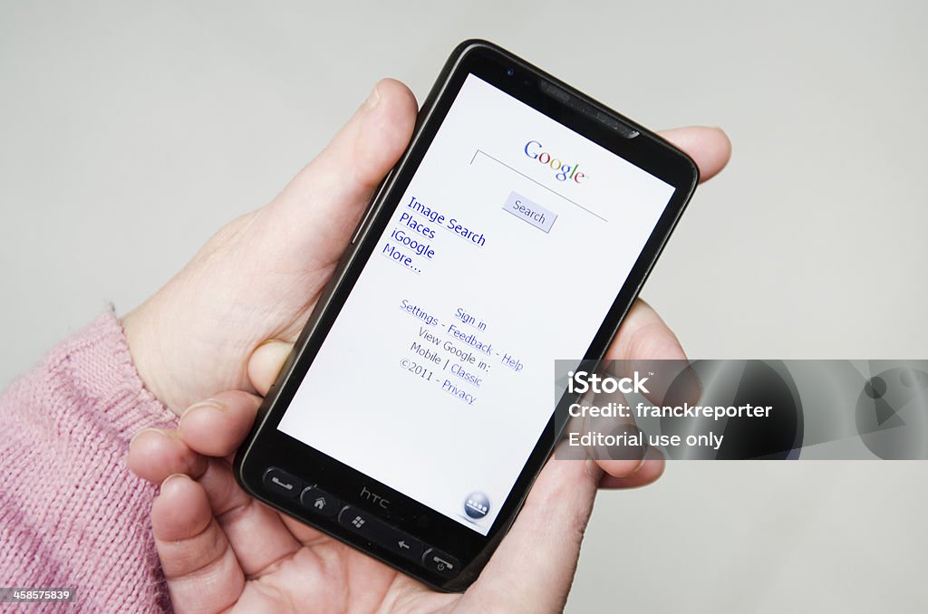 Hand hält ein smarthphone mit google.com apps - Lizenzfrei .com Stock-Foto