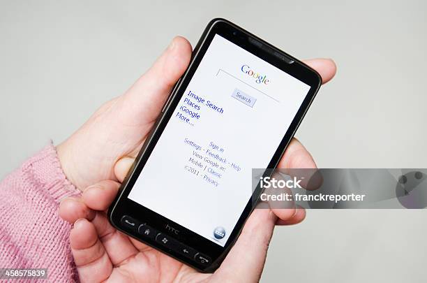 Hand Hält Ein Smarthphone Mit Googlecom Apps Stockfoto und mehr Bilder von .com - .com, Berührungsbildschirm, Bildkomposition und Technik