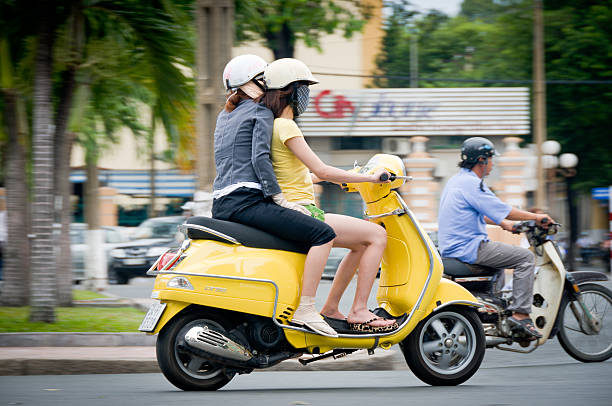 deux jeunes femmes équitation un scooter au vietnam - runabout photos et images de collection