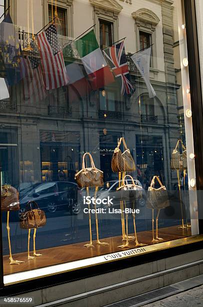 Louis Vuitton Store Finestra Display Firenze - Fotografie stock e altre immagini di Alla moda - Alla moda, Alta moda, Bandiera