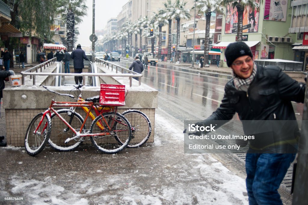 Nevicata nuovamente - Foto stock royalty-free di Adulto
