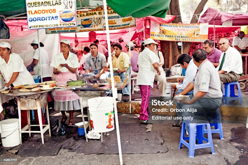 Человек ест tacos - Стоковые фото Город Мехико роялти-фри
