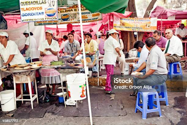 Человек Ест Tacos — стоковые фотографии и другие картинки Город Мехико - Город Мехико, Мексика, Тако - Закуска