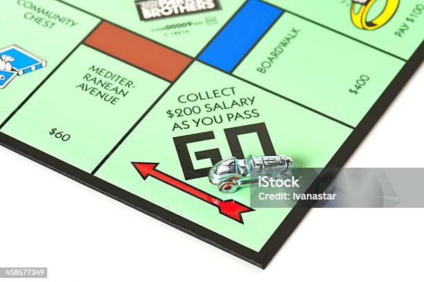 Monopoly ボードゲームに集中しておりお車でのアクセス - ゲーム モノポリーのストックフォトや画像を多数ご用意 - ゲーム モノポリー, ゲーム, エディトリアル