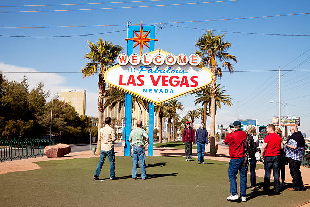 여행객들은 수 있는 최고의 라스베이거스 팻말"" - welcome to fabulous las vegas 뉴스 사진 이미지