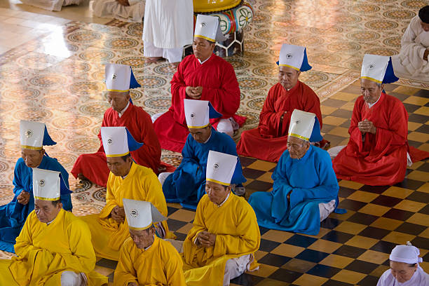 caodai tempel in ho-chi-minh-stadt, vietnam - caodaism stock-fotos und bilder