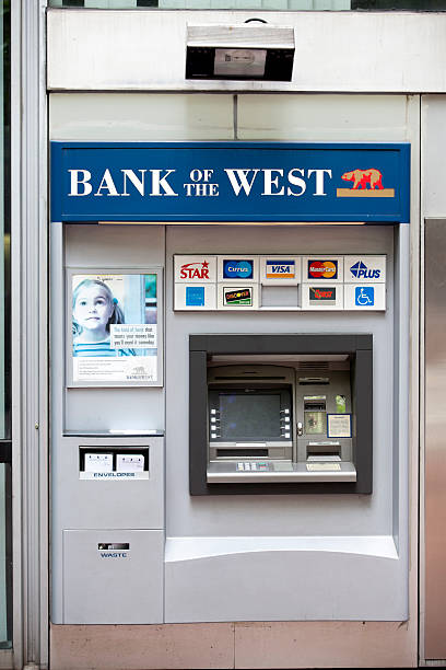 銀行、atm 、ウエストにてクレジットカードからの撤退 - named financial services company ストックフォトと画像
