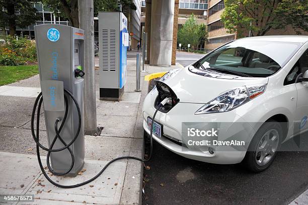 Зарядная Станция Для Электромобилей — стоковые фотографии и другие картинки General Electric - General Electric, Nissan Leaf, Электричество