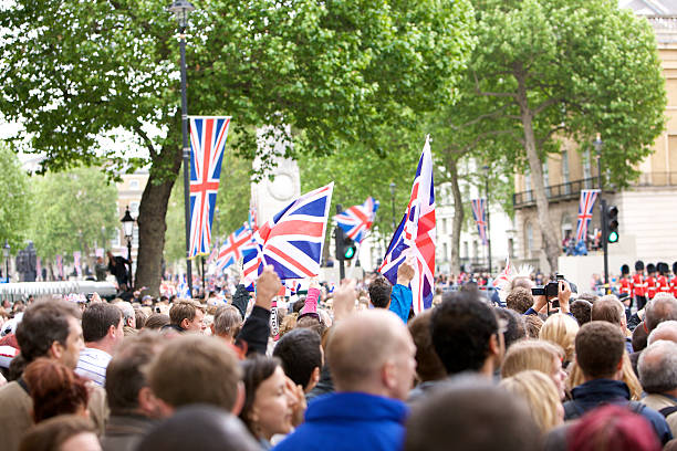 spectateurs de le jubilé de diamant de la reine procession d'état à londres - queen jubilee crowd london england photos et images de collection