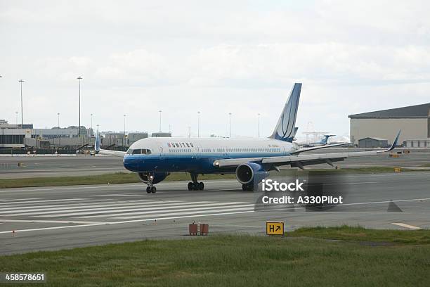 United Compañía Boeing 757 Prepara Para Empezar Foto de stock y más banco de imágenes de Aeropuerto - Aeropuerto, Anochecer, Avión