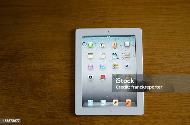 Ipad 2 Da Apple Branco Deitado Na Mesa De Madeira - Fotografias de stock e mais imagens de Aplicação móvel - Aplicação móvel, Computador, Ecrã tátil