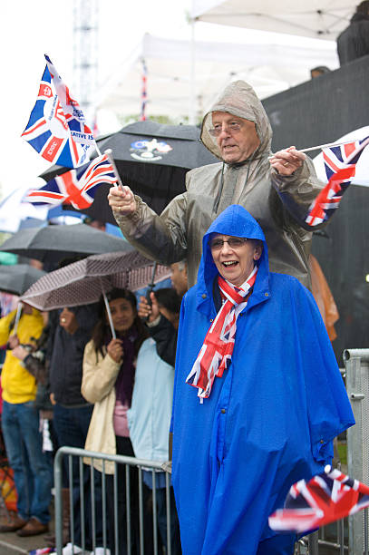 群衆のシーンで、クイーンズダイアモンドカットアウトデザインジュビリー大会 - queens jubilee ストックフォトと画像