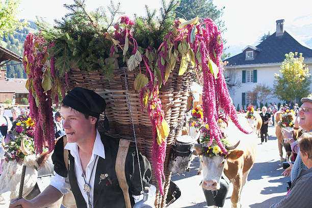aelplerfest in 렌크, 베르네제 오버란트 - editorial europe flower cattle 뉴스 사진 이미지